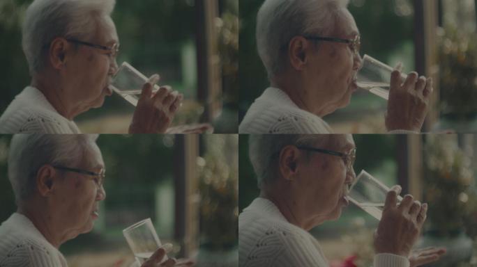 一个老年人在喝水