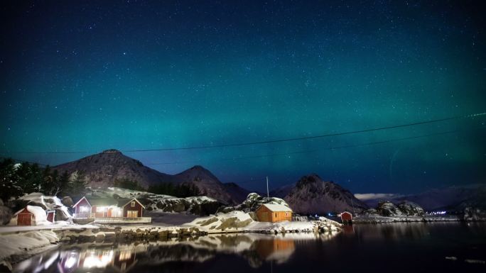 北极光在挪威北部罗弗敦群岛美丽的景观