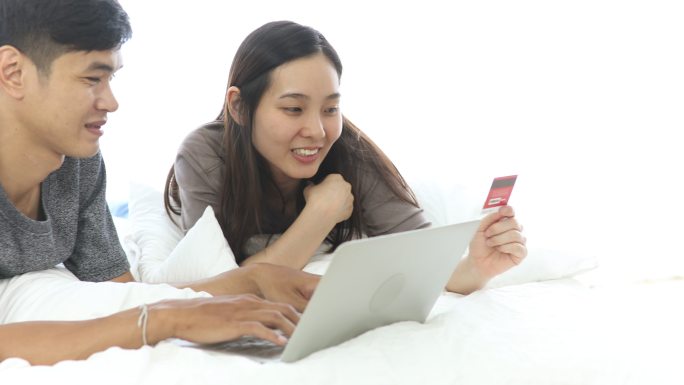 一对夫妇正在使用信用卡在网上购物