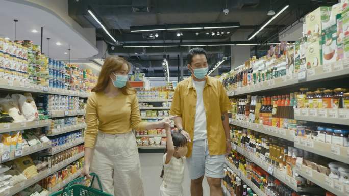 在逛超市的一家人亲子陪伴亲子装商场选购物