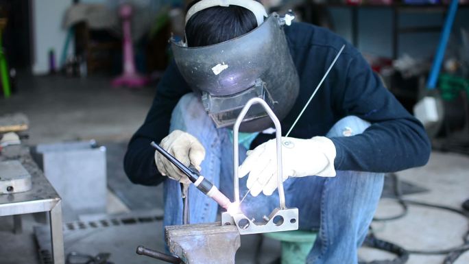 电焊产业工人建筑工地管道施工