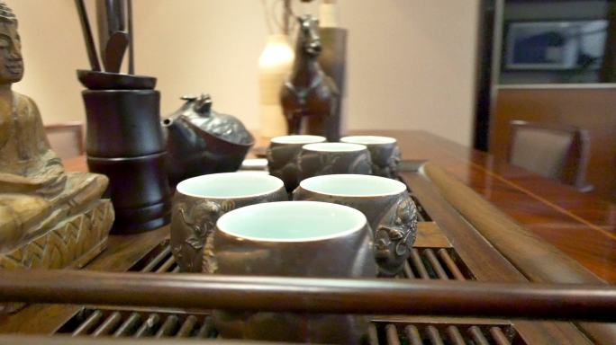 典雅的茶具在现代茶室