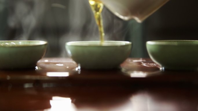 中国茶倒在三个瓷杯里。