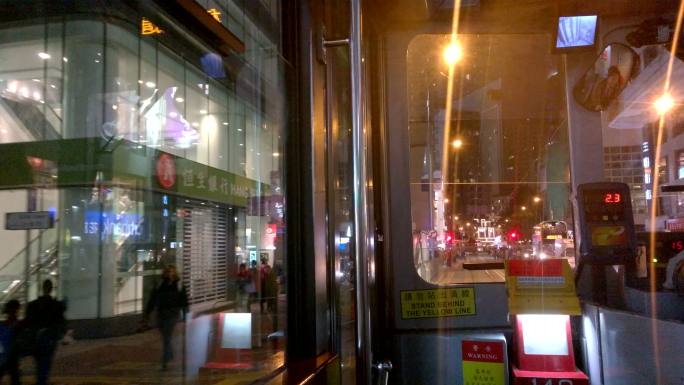 有轨电车里的香港夜市街景