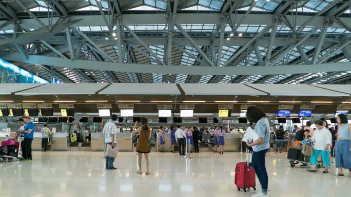 旅客在机场值机柜台大厅的人群
