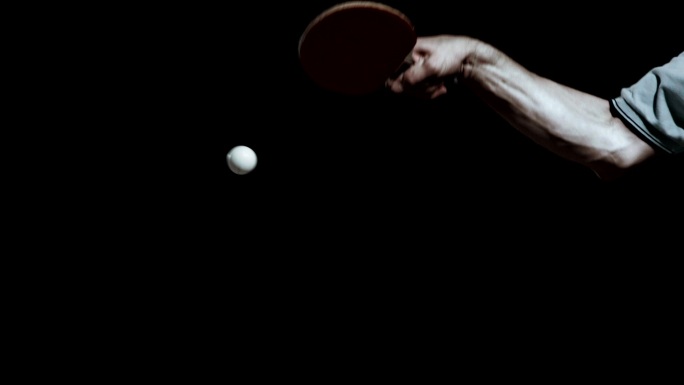 一名职业乒乓球运动员回球的超慢镜头特写