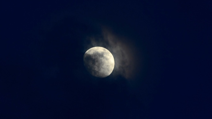 有云有月的夜空。皓月当空夜色月色黑夜圆月
