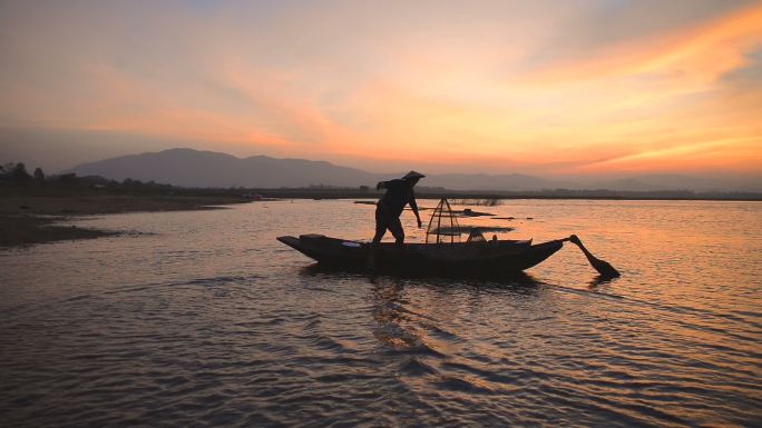 清晨，泰国渔夫在湖边钓鱼