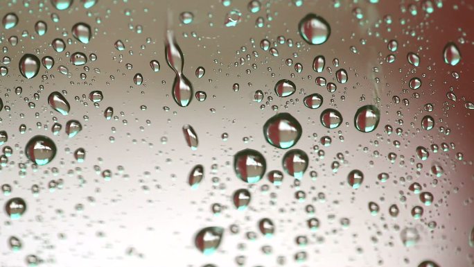 玻璃表面有水滴。