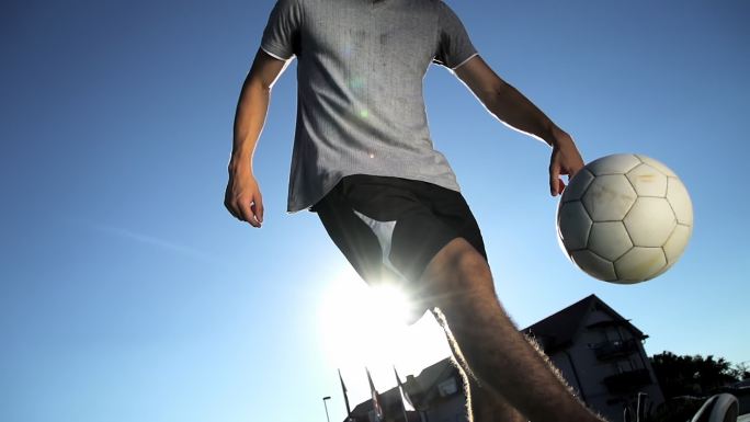 一个足球运动员空抛球的超级慢动作镜头