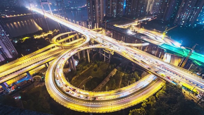 重庆道路交叉口夜间交通状况。