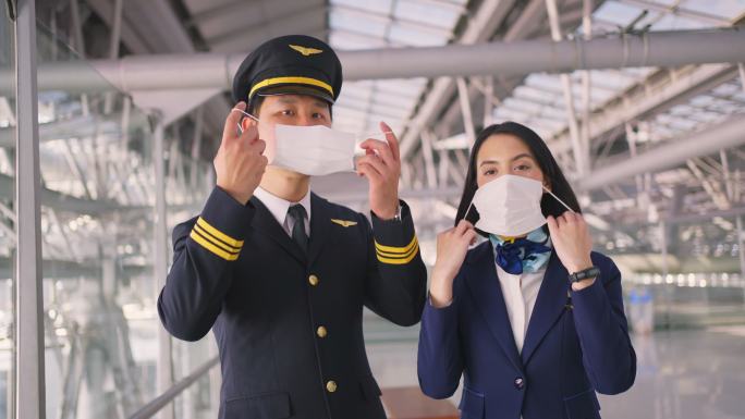 飞行员和空乘人员戴口罩在机场航站楼