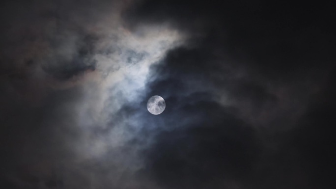 月亮穿过乌云地面变焦光影