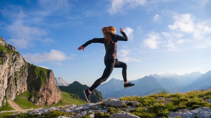 在山间奔跑的女人青春活力年轻积极阳光挫折
