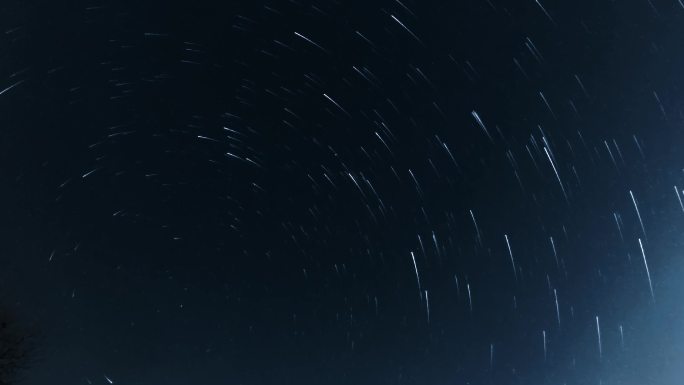 夜晚唯美星空轨迹实拍