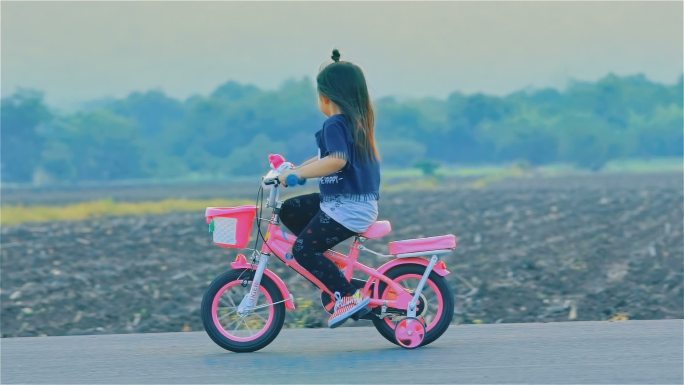 骑自行车的小女孩小学生小朋友骑行