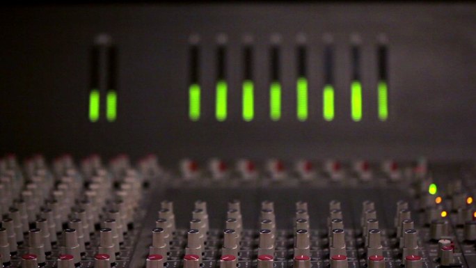 一个混合控制台的音频电平计跟随音乐。