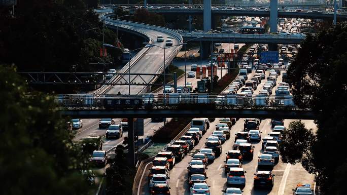 车水马龙的城市道路