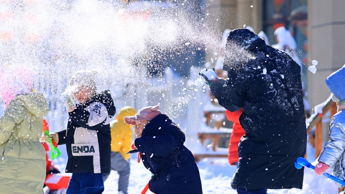 儿童戏雪堆雪人打雪仗