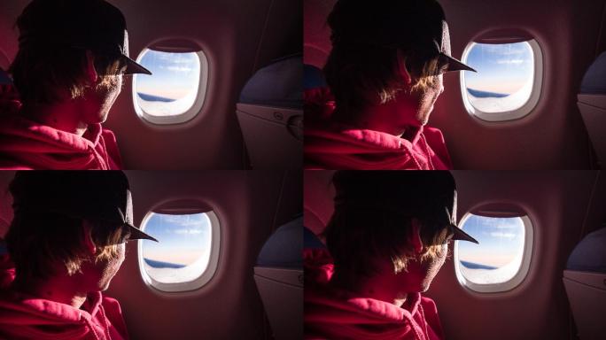乘客透过窗户看外面的风景