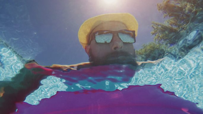 男子在游泳池里特写拍摄水上游乐园高清