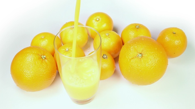 橙汁倒入玻璃杯实拍展示橘子特写