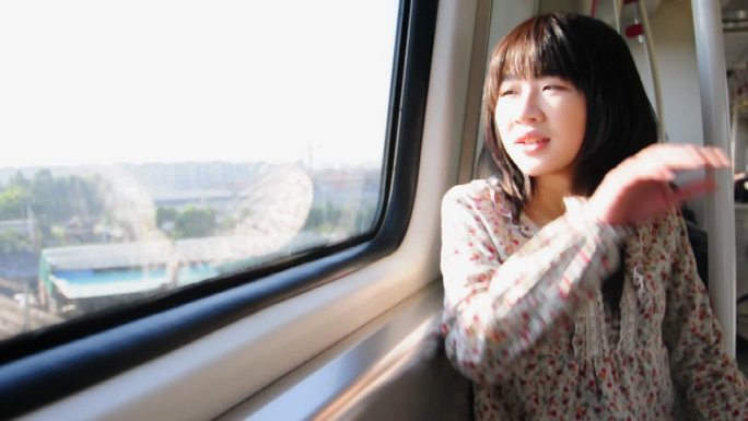 火车上的一个亚洲女孩。