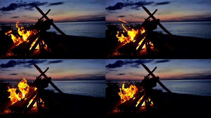 夕阳下海滩篝火的中景。