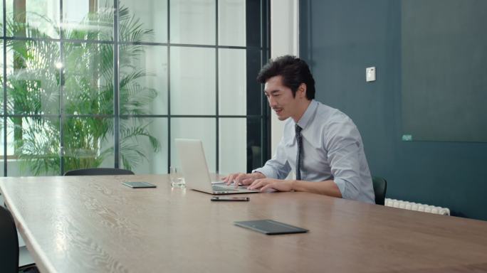 成功商务男士使用笔记本电脑