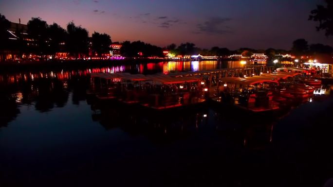 美丽的夜景在北京后海湖