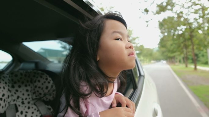 小女孩从车里向外看的慢动作镜头