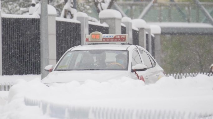 中国沈阳大雪中的行驶的出租车辽A
