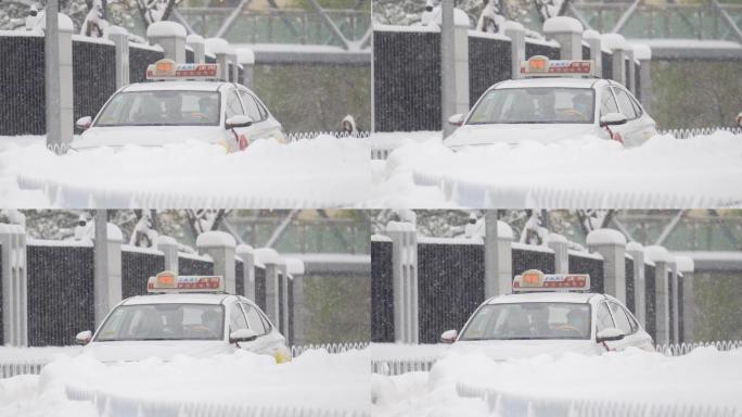 中国沈阳大雪中的行驶的出租车辽A
