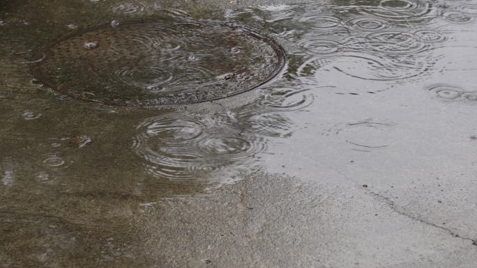 下雨积水城市排水下水道水井 (1)