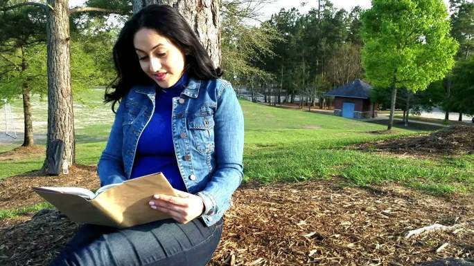 女子在公园读书欧美外国人优雅白人公园草坪