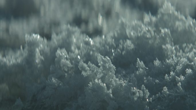 雪的表面。特写镜头。用变形镜头拍摄