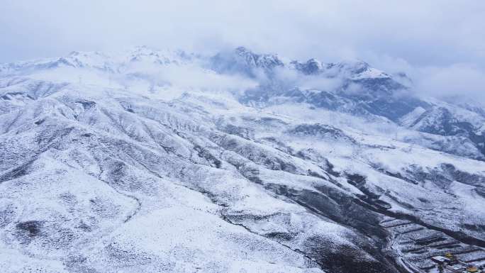 雪山雪景高速路村庄