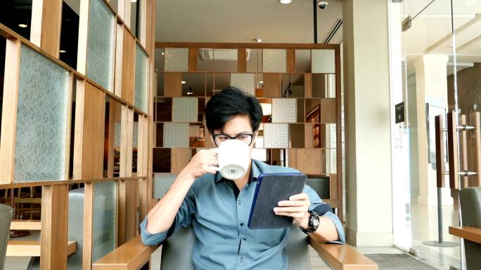 在咖啡店喝咖啡的男人