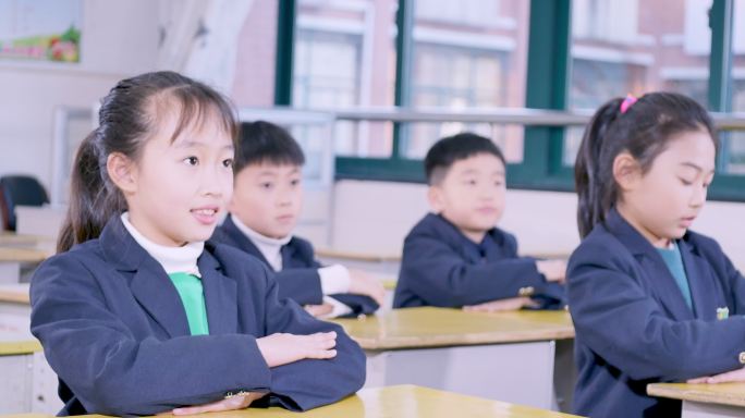 小学生在教室里学习