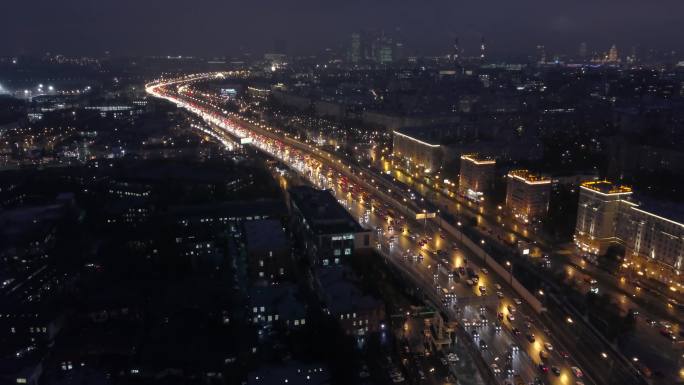 夜晚的城市高速公路