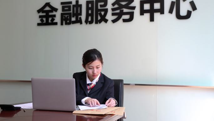 银行员工在中国上海金融服务中心工作。