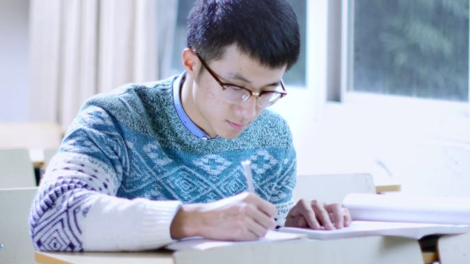 中国学生在图书馆学习。