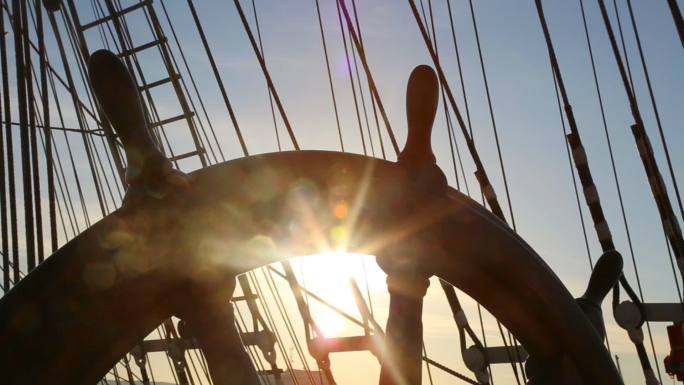 太阳和帆船的舵手轮船帆船邮轮出海夏天海南