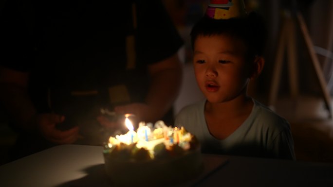 一家人给小男孩过生日