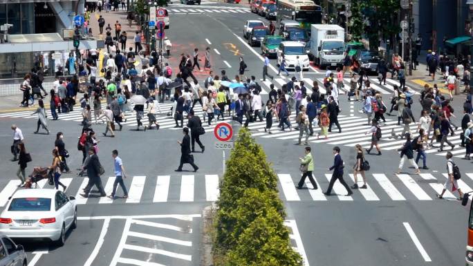 日本东京，人们穿过涩谷路口的慢动作。