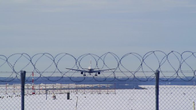 飞机在冬季降落在慕尼黑机场