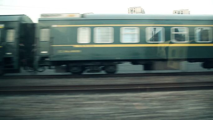 移动的火车车窗窗外沿途风景绿皮列车