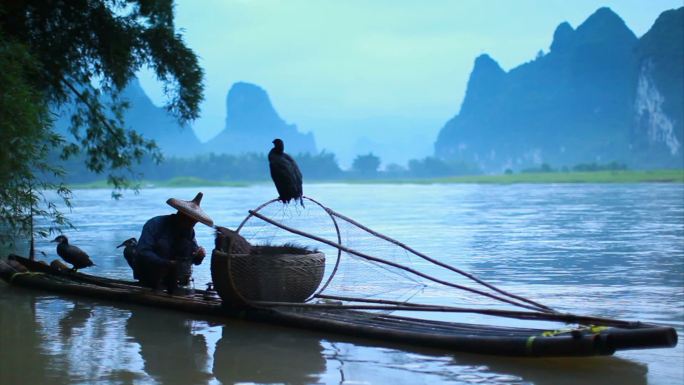 渔民在早上捕鱼竹子山早晨