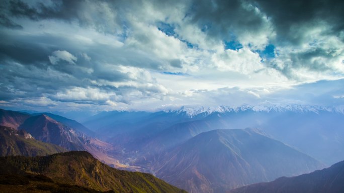 云滚滚的山脊，云南，中国