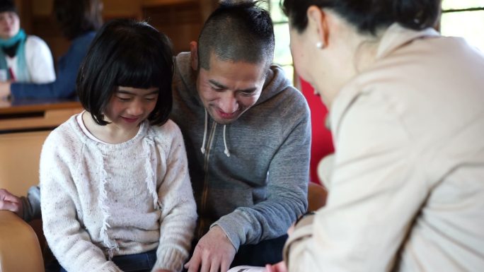日本家庭亚裔家庭三口之家温馨和谐的亲子时